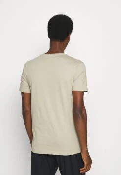 Pier One 5 Pack - Camiseta Básica - White/Dark Grey/Black -Ropa De Hombre Ventas d4309172134f476283eb4fd8b00555ed