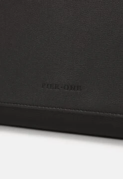 Pier One Big Messenger Bag - Bandolera - Black -Ropa De Hombre Ventas de47914765c748388e7d2adfd44cd119