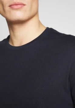 Pier One 2 Pack - Camiseta Básica - White/Dark Blue -Ropa De Hombre Ventas de6827f8d2cf4a2c856d09a9d7f8109d