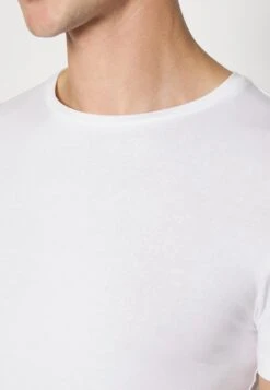 Pier One 3 Pack Muscle Fit- Camiseta Básica - White -Ropa De Hombre Ventas fbff782df8bd48e785ba49657f6e4762